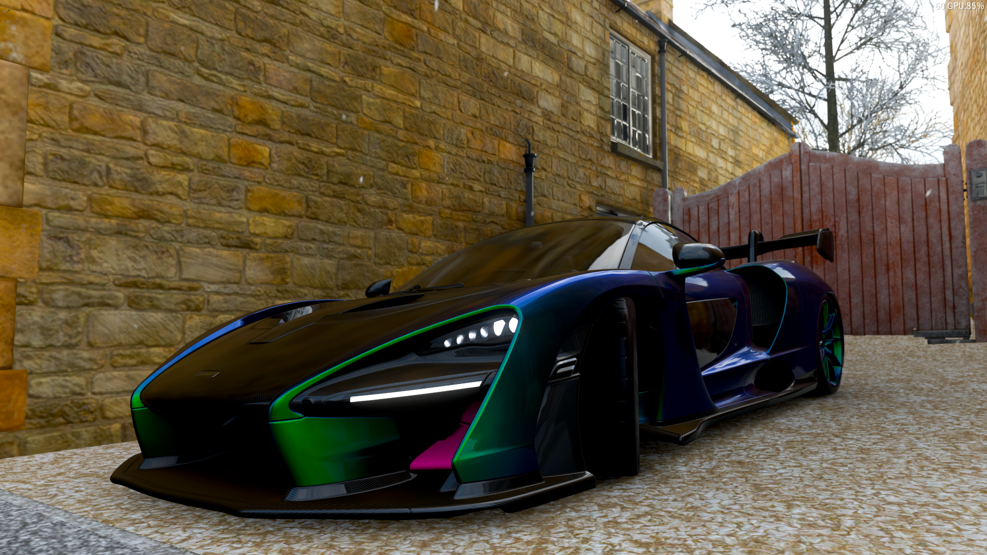 Imagem de um carro McLaren Senna estacionado em frente a uma casa